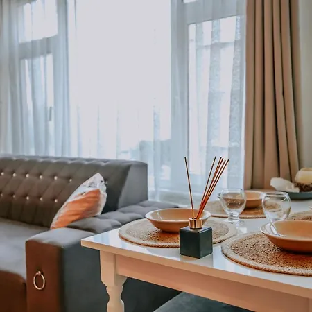 Modern Designed Cosy Suite, Whole With 2 Bedrooms Apartment