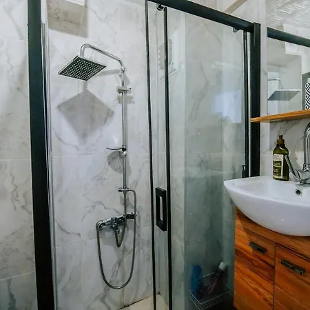 Modern Designed Cosy Suite, Whole With 2 Bedrooms *