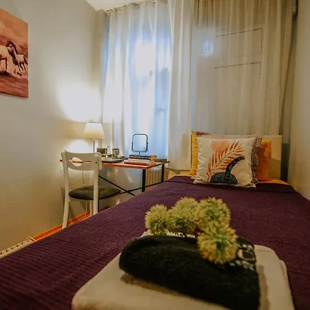 Modern Designed Cosy Suite, Whole With 2 Bedrooms Apartment