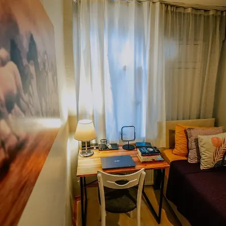 Modern Designed Cosy Suite, Whole With 2 Bedrooms Apartment