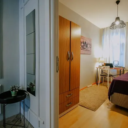 Modern Designed Cosy Suite, Whole With 2 Bedrooms Apartment