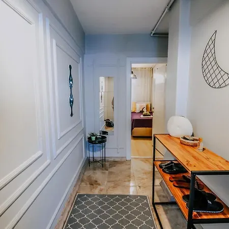 Apartment Modern Designed Cosy Suite, Whole With 2 Bedrooms *
